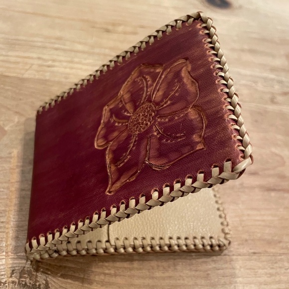 NWOT Women’s Leather Floral embossed Stiched wallet Boho Western festival - Picture 1 of 5